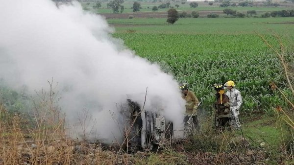 Acámbaro: Auto se sale de la carretera y termina incendiándose