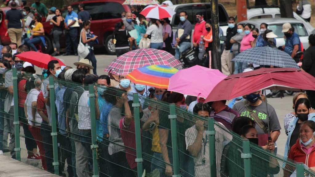 Se agotan vacunas en Celaya y casi 2 mil personas se quedan horas esperando