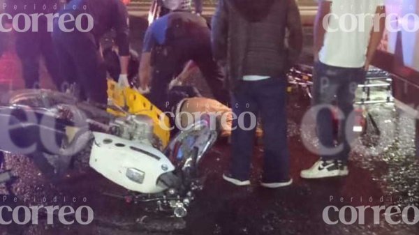 Motociclista pierde el control y termina derrapando el sobre el Eje Clouthier de Celaya