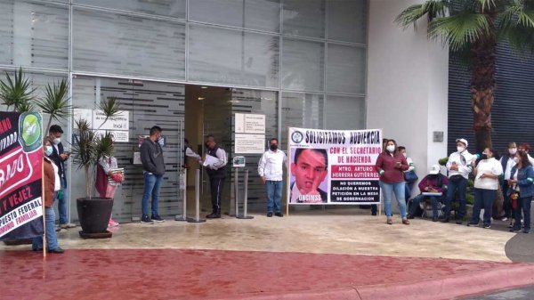 Pensionados y jubilados toman el SAT en Irapuato; exigen pagos atrasados desde 2015