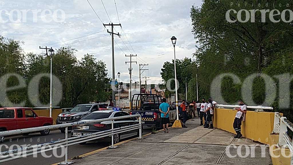 Motociclista derrapa en el puente Bicentenario en Acámbaro y muere