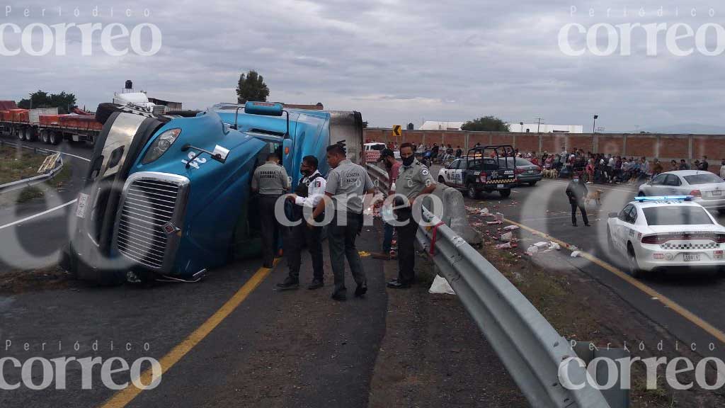 Vuelca tráiler que llevaba comida enlatada en Irapuato; detienen a 7 por saquearlo