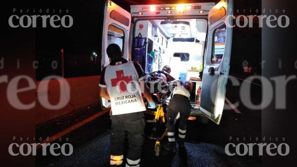 Choca contra muro de la carretera Salamanca-Celaya y queda lesionado