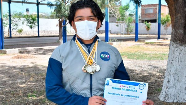 Jóvenes irapuatenses arrasan con medallas en concursos de robótica