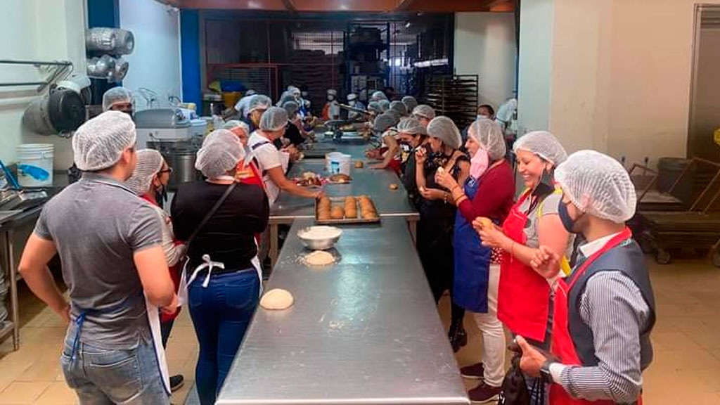 Turistas aprenden a hacer delicioso pan de Acámbaro