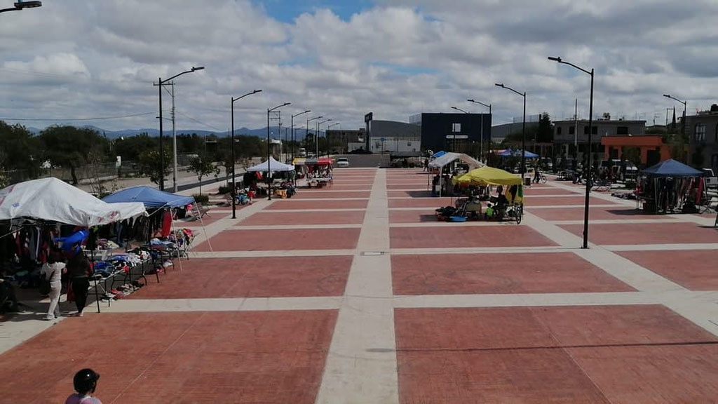 Instalan su tianguis en la explanada de ‘Mi plaza’ de San José Iturbide