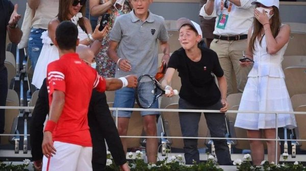 VIDEO. ¿Por qué Djokovic le regaló su raqueta a niño mexicano en Roland Garros?