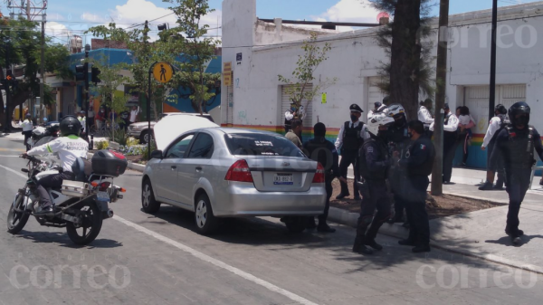 Aseguran en Irapuato auto robado a la salida de León y detienen a tres