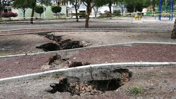 Celaya: se abre la tierra en parque de Villas de los Arcos; acusan obras malhechas