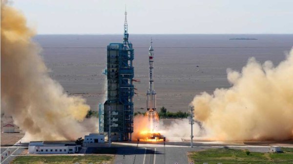 China lanza exitosamente misión tripulada a su estación espacial