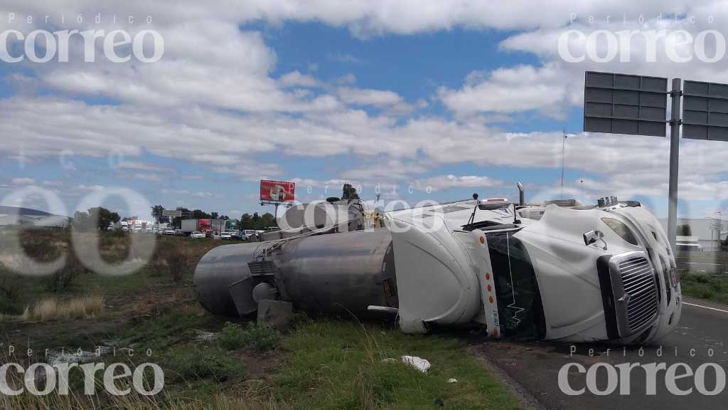 Pipa de leche vuelca sobre el Libramiento de Irapuato