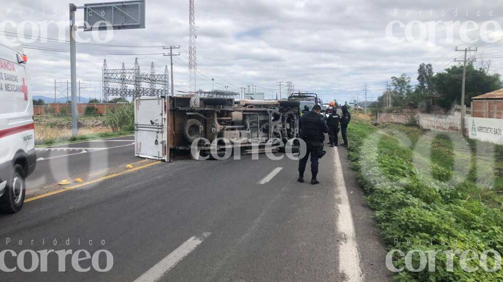 Camioneta vuelca sobre la Irapuato-Pueblo Nuevo tras una falla mecánica