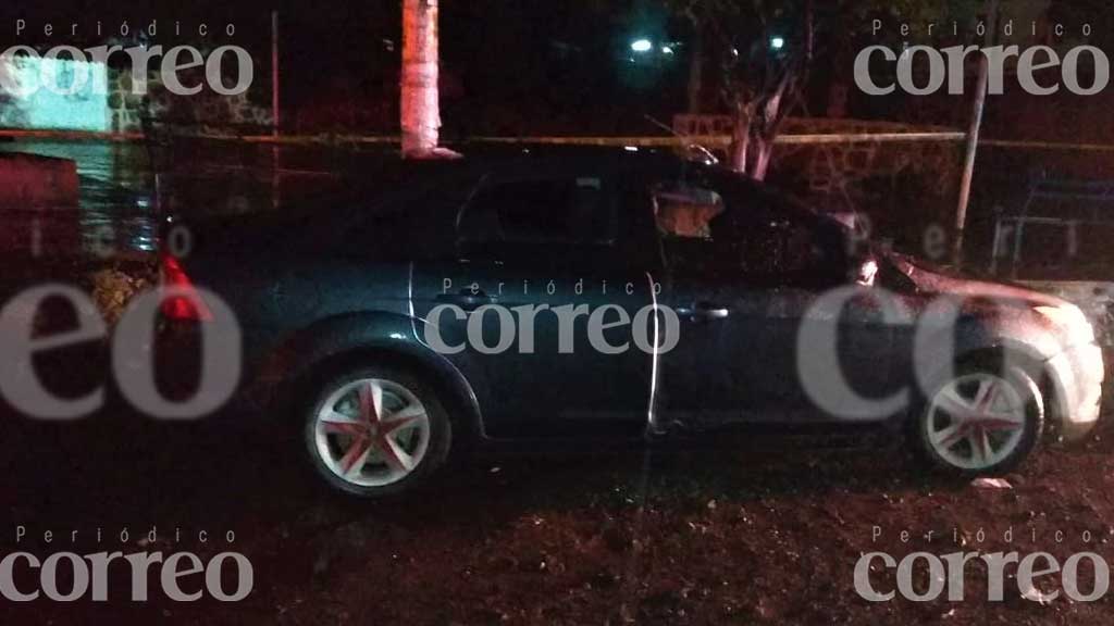 Asesinan a balazos a un hombre y una mujer dentro de un carro en Valle de Santiago