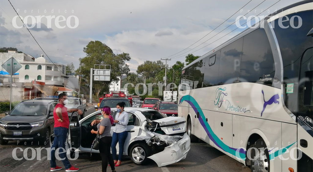 Ebrio causa accidente múltiple en la zona de Marfil de Guanajuato capital