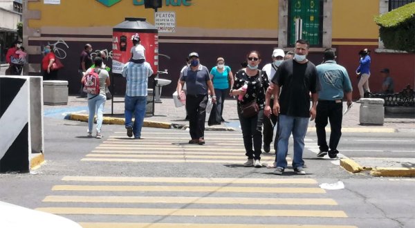 Ciudadanos ignoran semáforos peatonales en Celaya