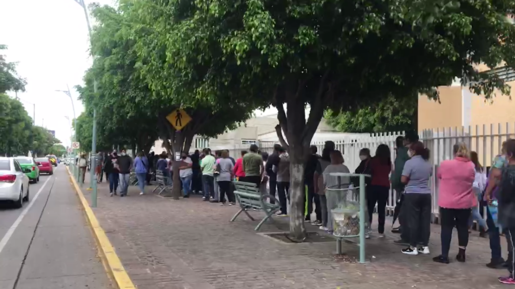 Cientos de personas se quedan sin vacuna antiCOVID afuera de la Feria de León