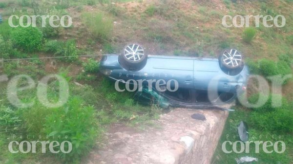 Familia termina lesionada al volcar su auto en la Guanajuato- Silao