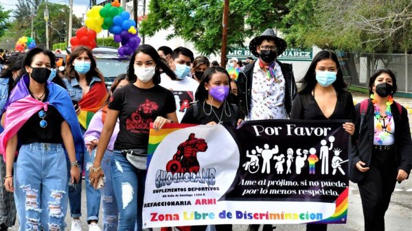 Salamanca se pinta con los colores LGBTTTIQ+ en marcha por el respeto