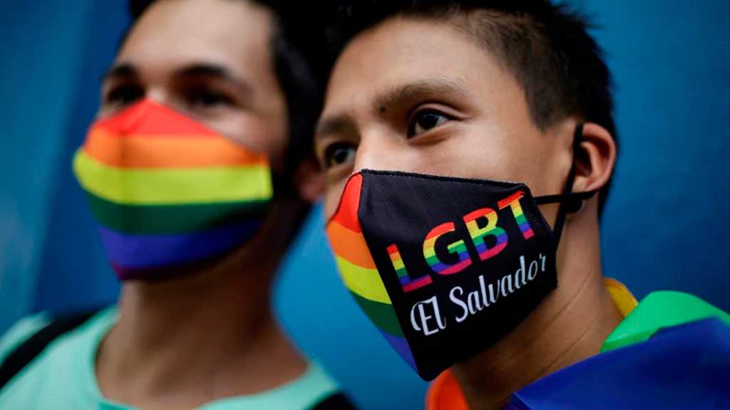 Los colores del Orgullo LGBTI vuelven a las calles de San Salvador