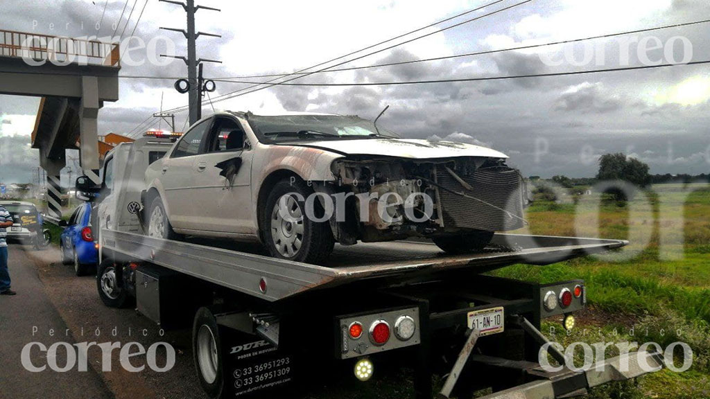 Vuelca vehículo en carretera Irapuato-Valle de Santiago por Las Estancias