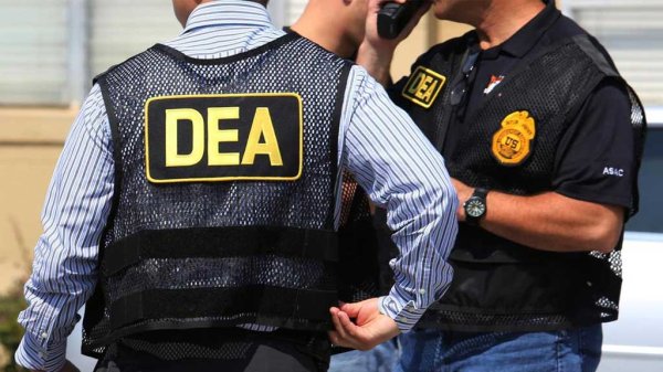 DEA detiene a 44 integrantes del Cártel de Sinaloa con 100 kilos de metanfetaminas