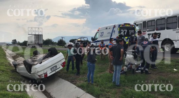 Aparatosa volcadura deja tres personas lesionadas en Pénjamo