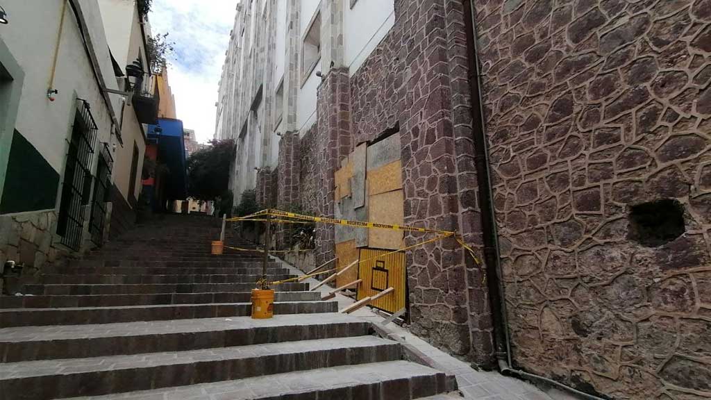 UG tira muro debajo de escalinatas para construir bodega