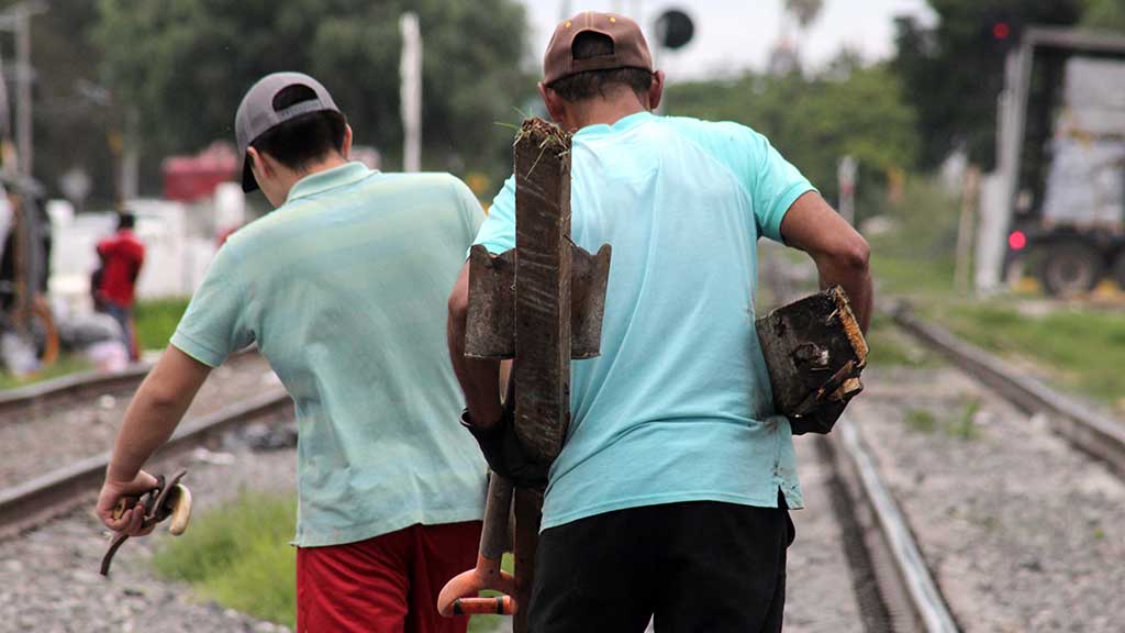 Entre los escombros del desalojo, pepenan junto a las vías del tren en Celaya