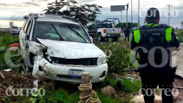 Abandona su auto después de volcarse en bulevar Bicentenario de Salamanca