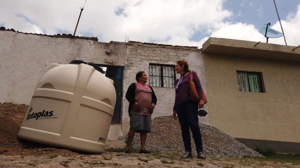 Magdalena Rosales entrega tinacos en Santa Bárbara, comunidad de Dolores Hidalgo