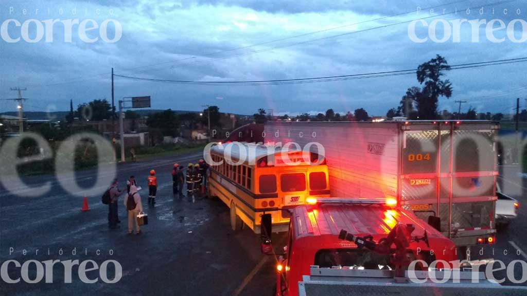 Tráiler choca contra camión y deja 21 heridos sobre la Irapuato- Abasolo