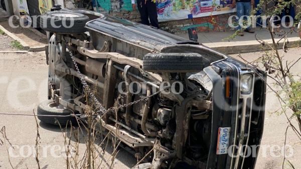 Familia se salva tras volcar su camioneta en Villas de San Cayetano, Irapuato