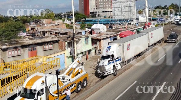 Tráiler impacta muro de contención en la carretera León-Silao