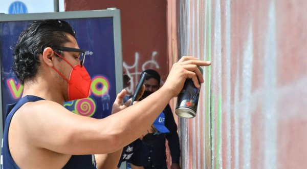 Artistas irapuatenses trabajan el mural ‘Culturas’