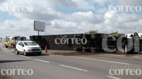 Volcadura de tráiler en la Silao-León deja dos lesionados; reportan tráfico intenso