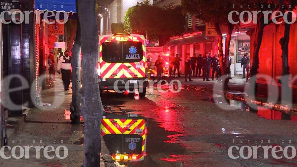 Bomberos sofocan fuerte incendio en tienda de telas