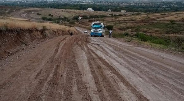 Atienden camino de Cuevas a Molineros en Guanajuato capital