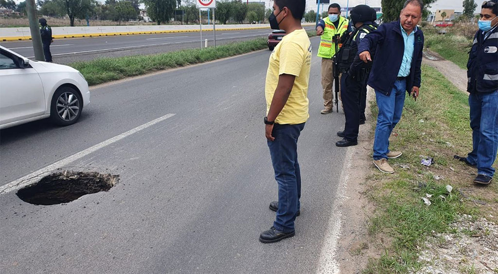 Descubren otro socavón: ahora fue en una carretera de Silao