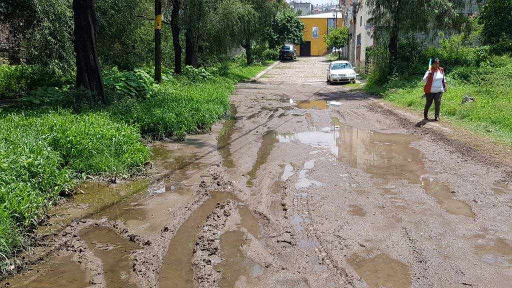 Calle en Guanajuato capital queda anegada entre agua de drenaje y lluvia