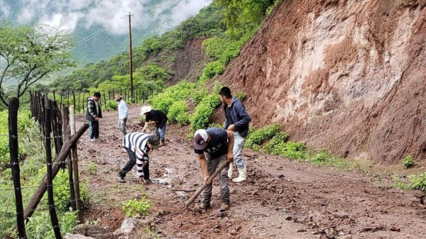 Comuneros limpian caminos de Xichú tras fuertes lluvias