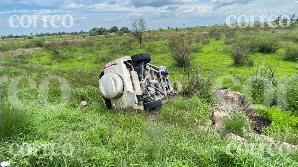 Mujer sale con vida tras volcar en el Libramiento Norte en Irapuato