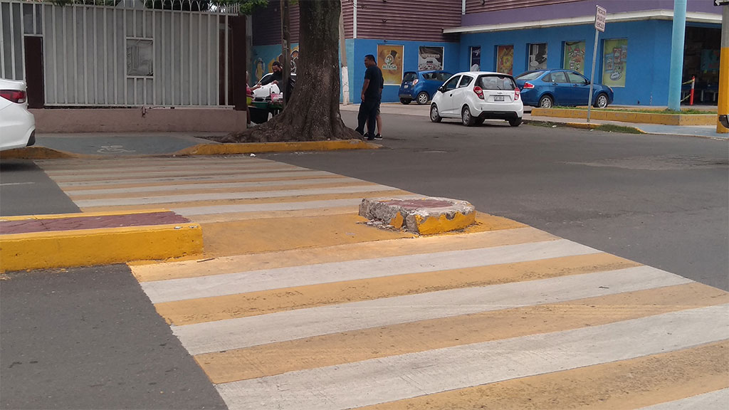 Bloque de concreto obstruye paso peatonal en la colonia San Pedro de Irapuato