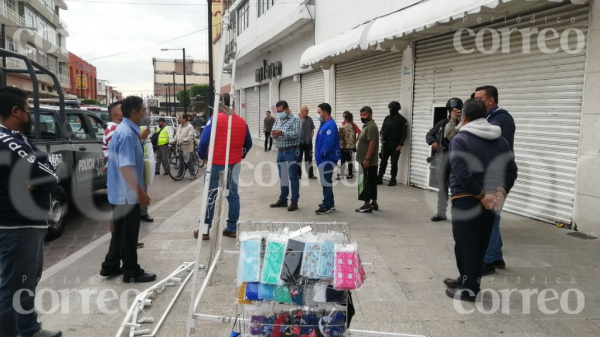 Celaya: comerciantes de la Morelos intentan instalarse pese a ser reubicados