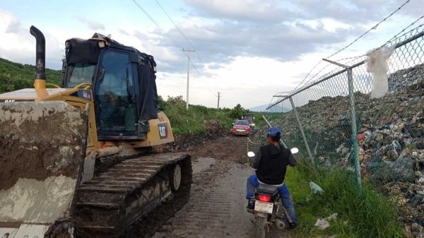 Ya trabajan en retirar basura de camino junto a relleno de Salamanca