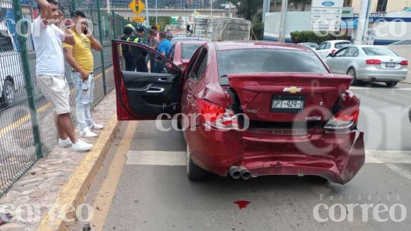 Aparatoso choque deja pérdidas materiales y tráfico pesado en Guanajuato capital