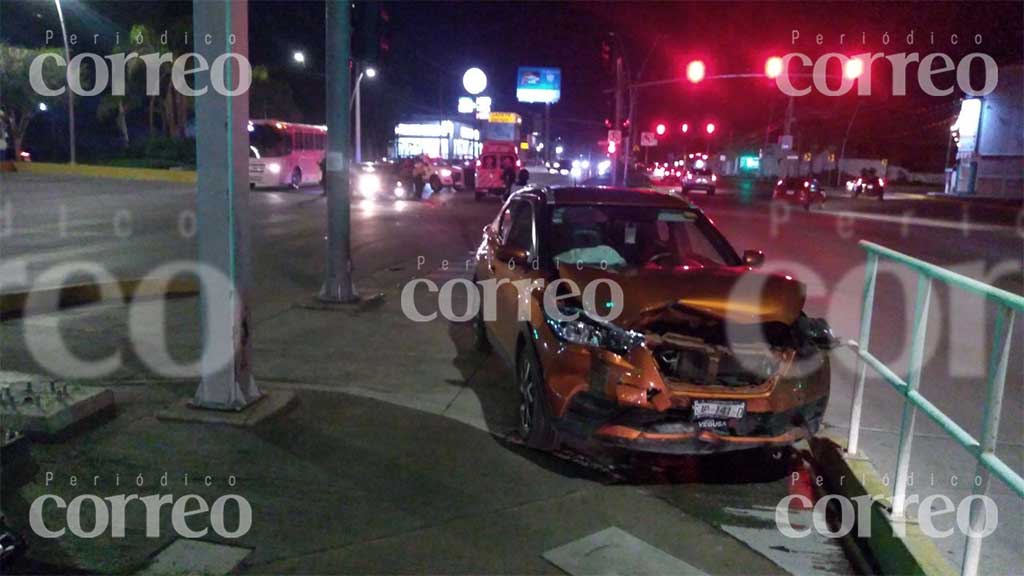 Aparatoso choque solo deja daños materiales en el bulevar Solidaridad en Irapuato