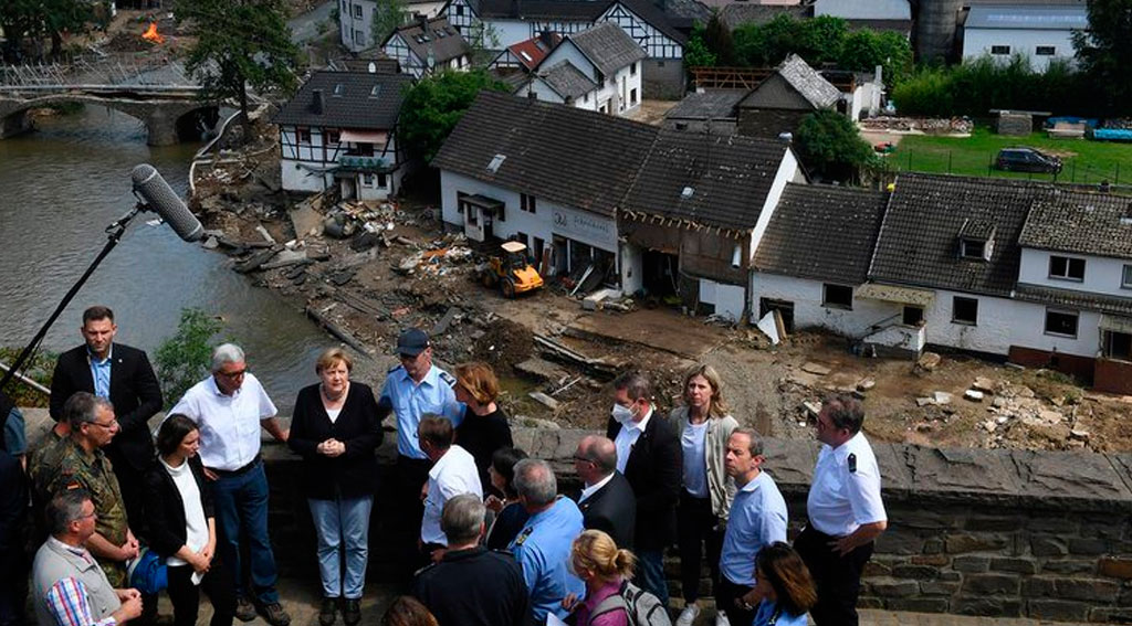 Angela Merkel recorre la zona de inundaciones; van 191 muertos en Europa