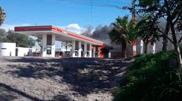 Fuego consume un auto en gasolinera de Cortazar