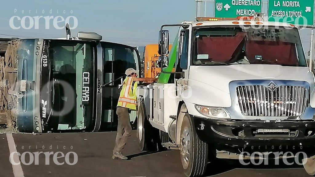 Vuelca camión de pasajeros ETN en carretera Querétaro-Celaya