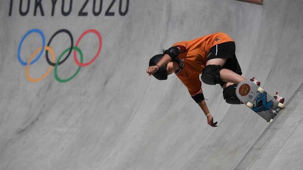 Competidoras de skateboarding ayudan a compañera que cayó de bowl